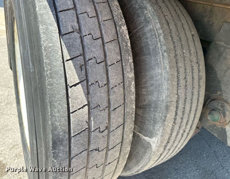 image for item LN9276 2005 Utility 3000R  refrigerated van trailer