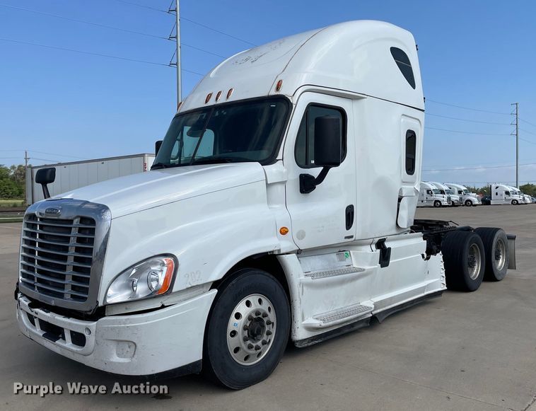 image for item LS9304 2016 Freightliner Cascadia  semi truck