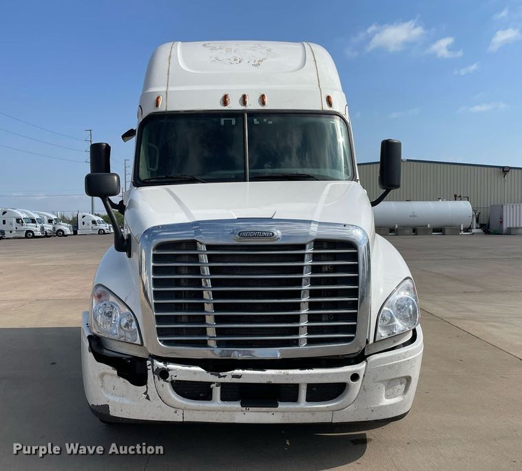 image for item LS9304 2016 Freightliner Cascadia  semi truck