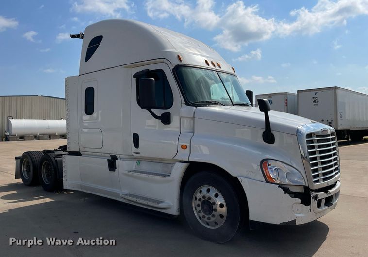 image for item LS9304 2016 Freightliner Cascadia  semi truck