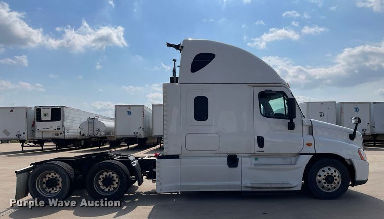 image for item LS9304 2016 Freightliner Cascadia  semi truck