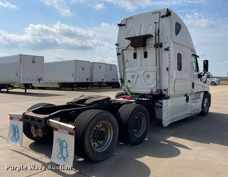 image for item LS9304 2016 Freightliner Cascadia  semi truck