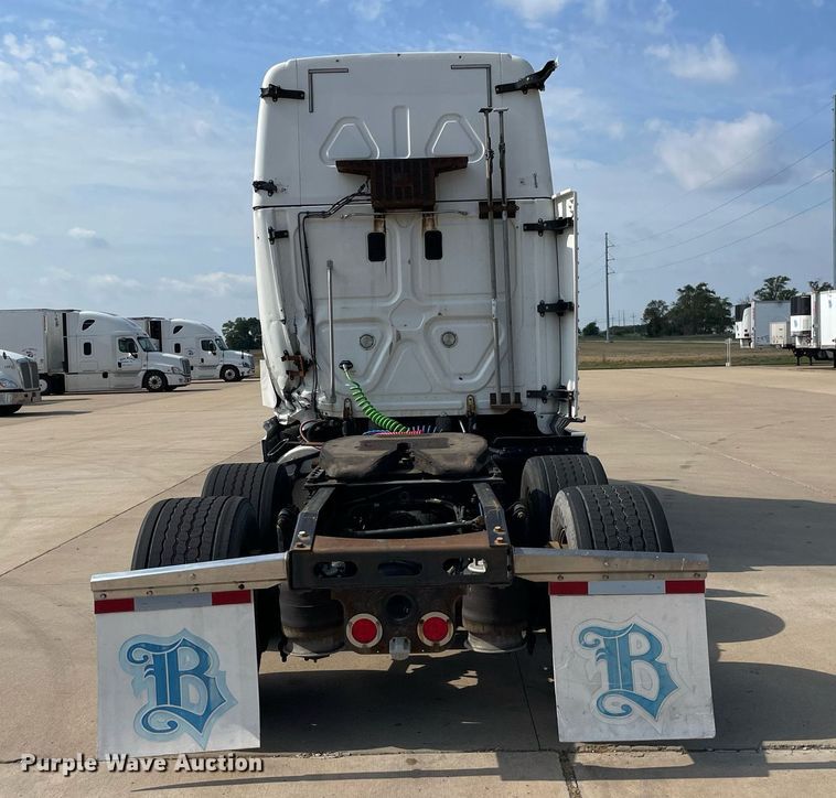 image for item LS9304 2016 Freightliner Cascadia  semi truck