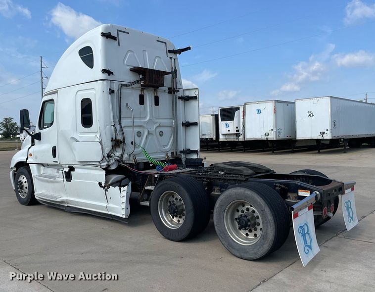 image for item LS9304 2016 Freightliner Cascadia  semi truck