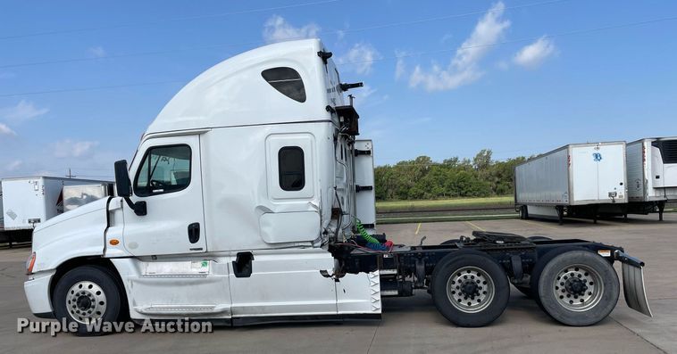 image for item LS9304 2016 Freightliner Cascadia  semi truck