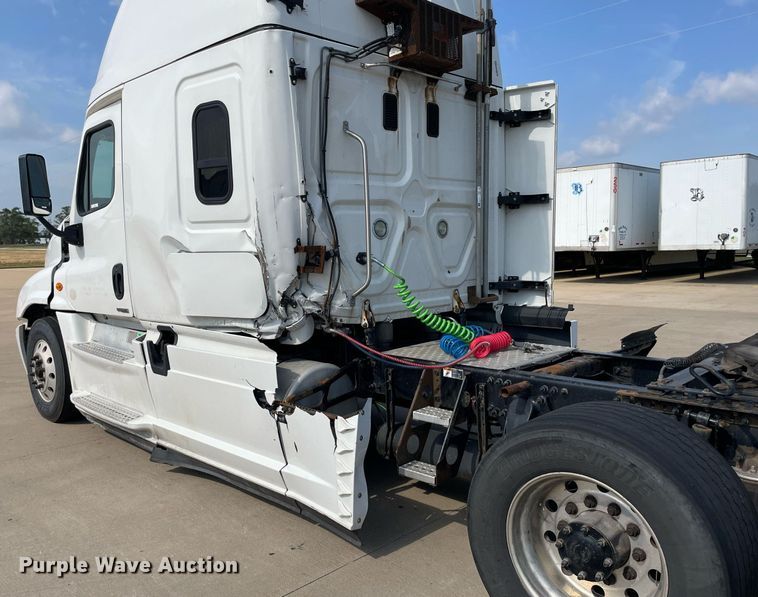 image for item LS9304 2016 Freightliner Cascadia  semi truck