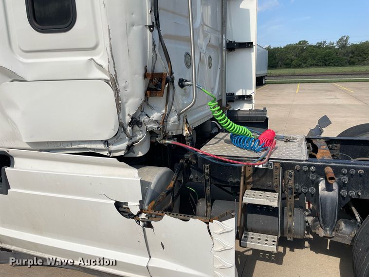 image for item LS9304 2016 Freightliner Cascadia  semi truck