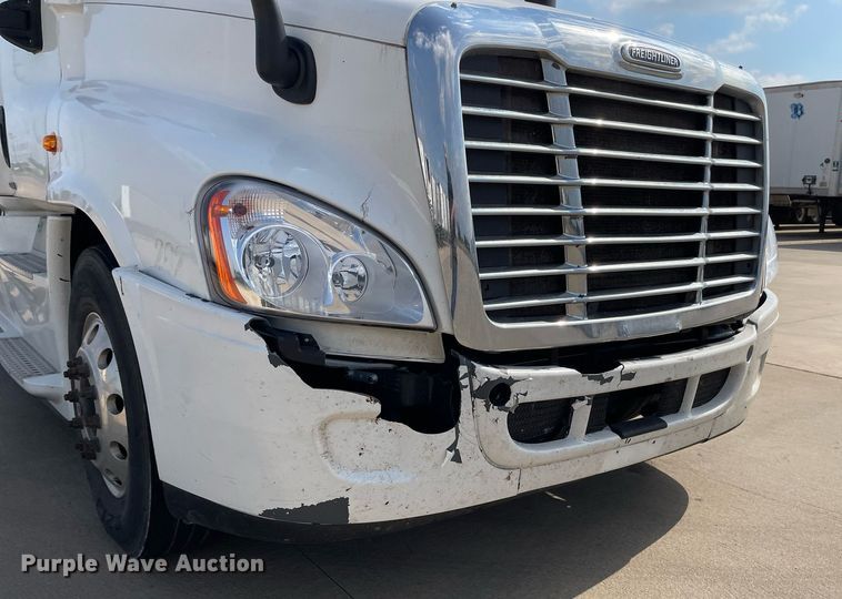 image for item LS9304 2016 Freightliner Cascadia  semi truck