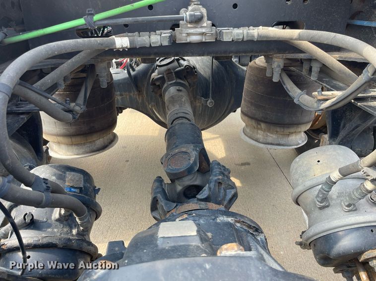 image for item LS9304 2016 Freightliner Cascadia  semi truck