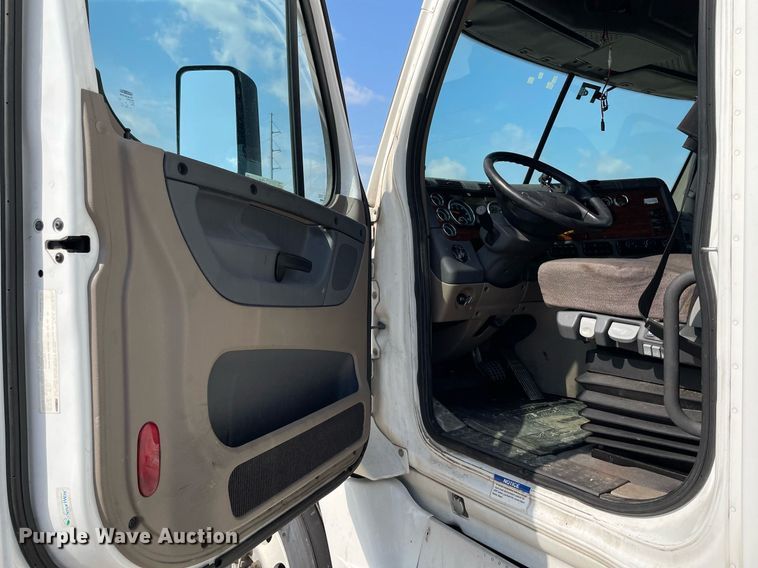 image for item LS9304 2016 Freightliner Cascadia  semi truck