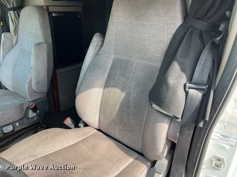 image for item LS9304 2016 Freightliner Cascadia  semi truck