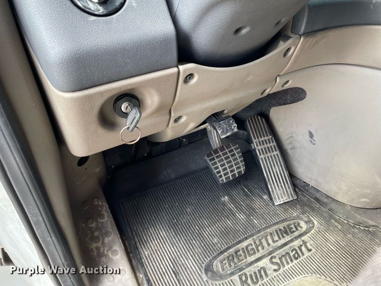 image for item LS9304 2016 Freightliner Cascadia  semi truck