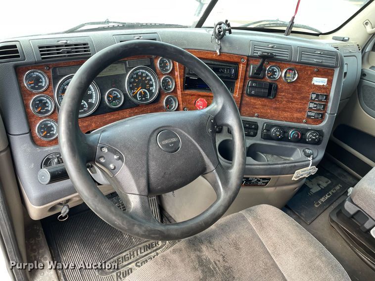 image for item LS9304 2016 Freightliner Cascadia  semi truck