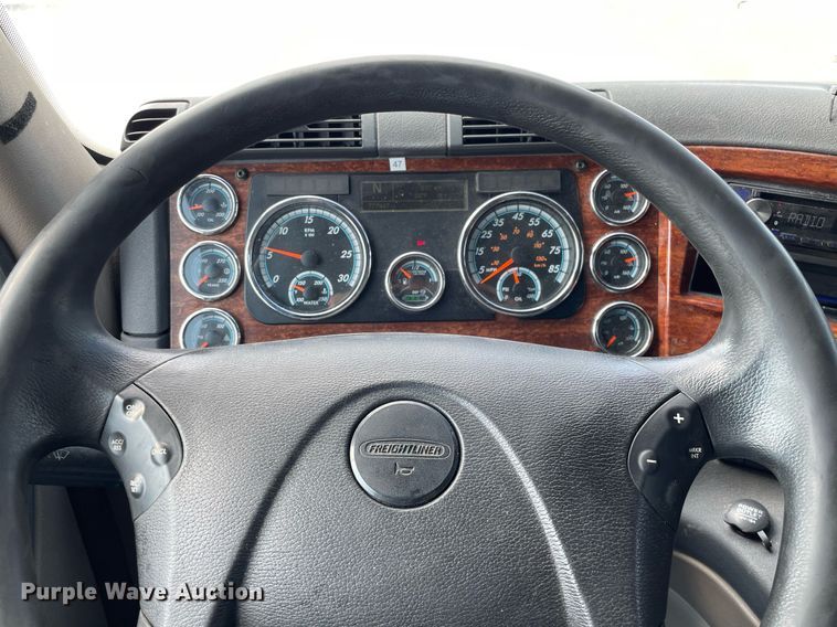 image for item LS9304 2016 Freightliner Cascadia  semi truck