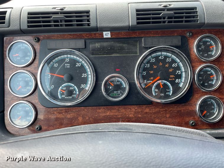 image for item LS9304 2016 Freightliner Cascadia  semi truck