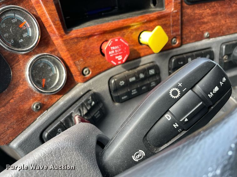 image for item LS9304 2016 Freightliner Cascadia  semi truck