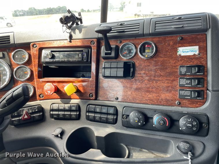 image for item LS9304 2016 Freightliner Cascadia  semi truck