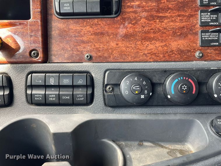 image for item LS9304 2016 Freightliner Cascadia  semi truck