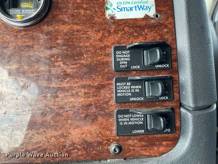 image for item LS9304 2016 Freightliner Cascadia  semi truck