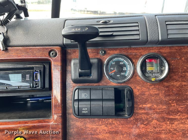 image for item LS9304 2016 Freightliner Cascadia  semi truck