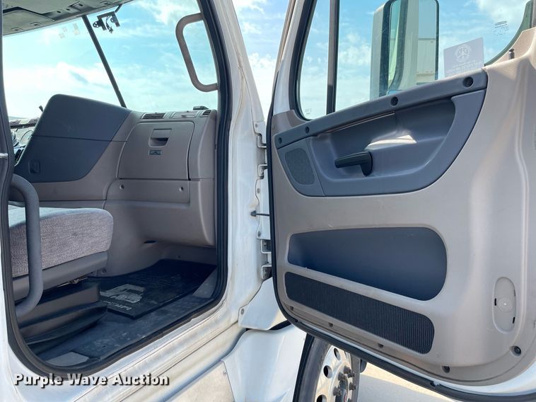 image for item LS9304 2016 Freightliner Cascadia  semi truck