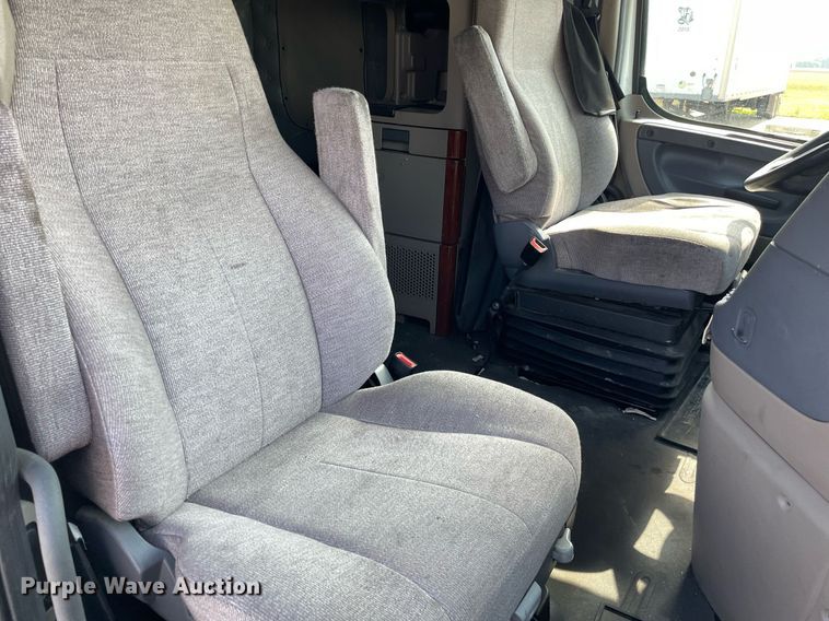 image for item LS9304 2016 Freightliner Cascadia  semi truck