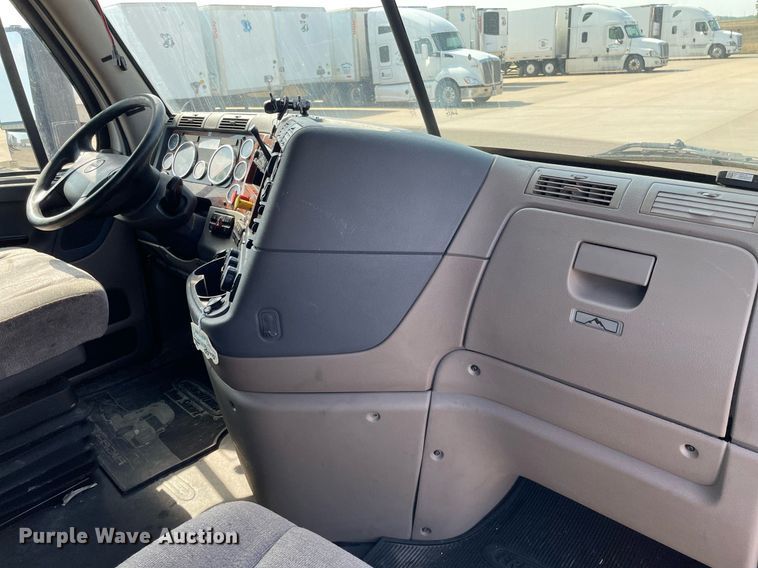 image for item LS9304 2016 Freightliner Cascadia  semi truck