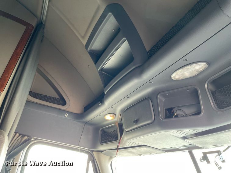 image for item LS9304 2016 Freightliner Cascadia  semi truck