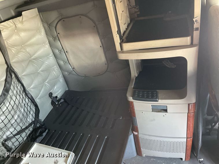 image for item LS9304 2016 Freightliner Cascadia  semi truck