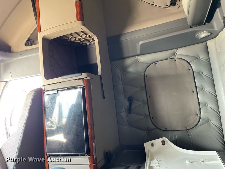 image for item LS9304 2016 Freightliner Cascadia  semi truck