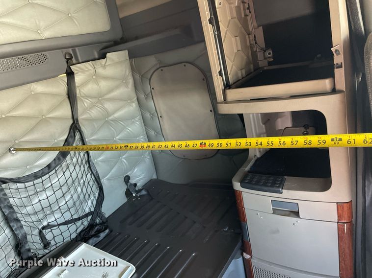 image for item LS9304 2016 Freightliner Cascadia  semi truck