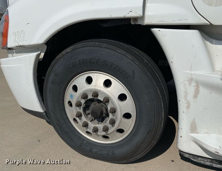 image for item LS9304 2016 Freightliner Cascadia  semi truck