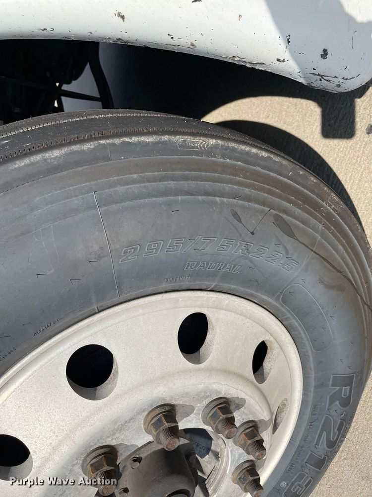 image for item LS9304 2016 Freightliner Cascadia  semi truck