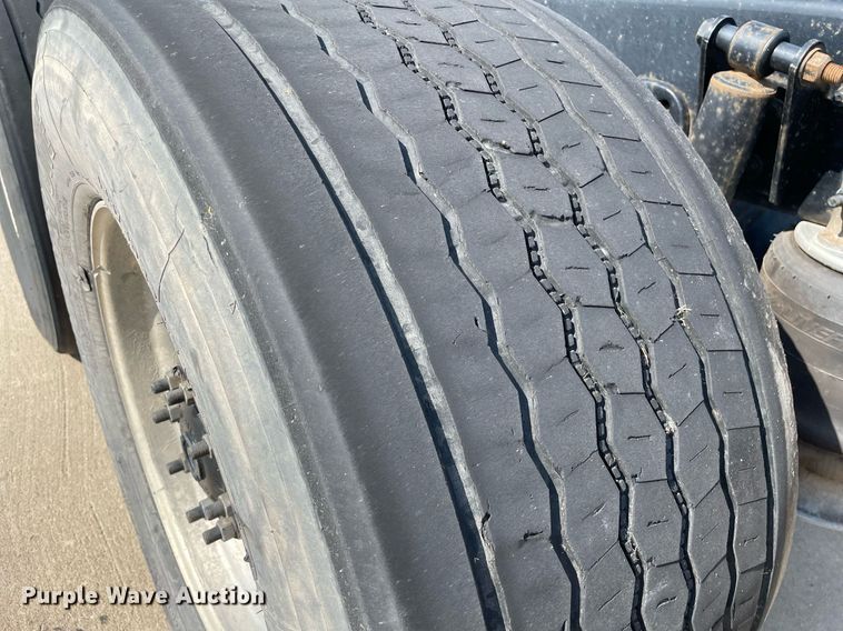 image for item LS9304 2016 Freightliner Cascadia  semi truck