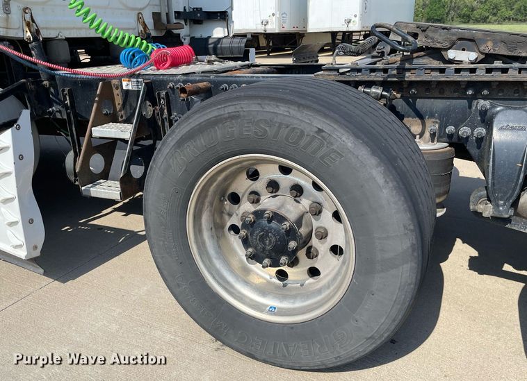 image for item LS9304 2016 Freightliner Cascadia  semi truck