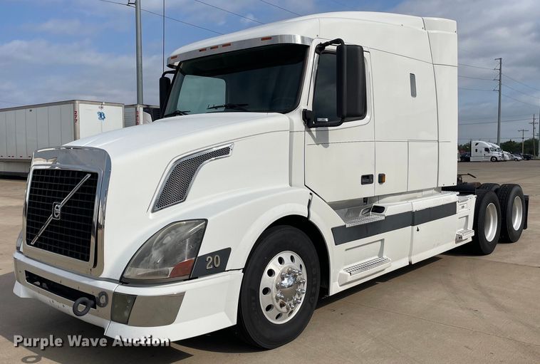 image for item LS9305 2003 Volvo VNL  semi truck