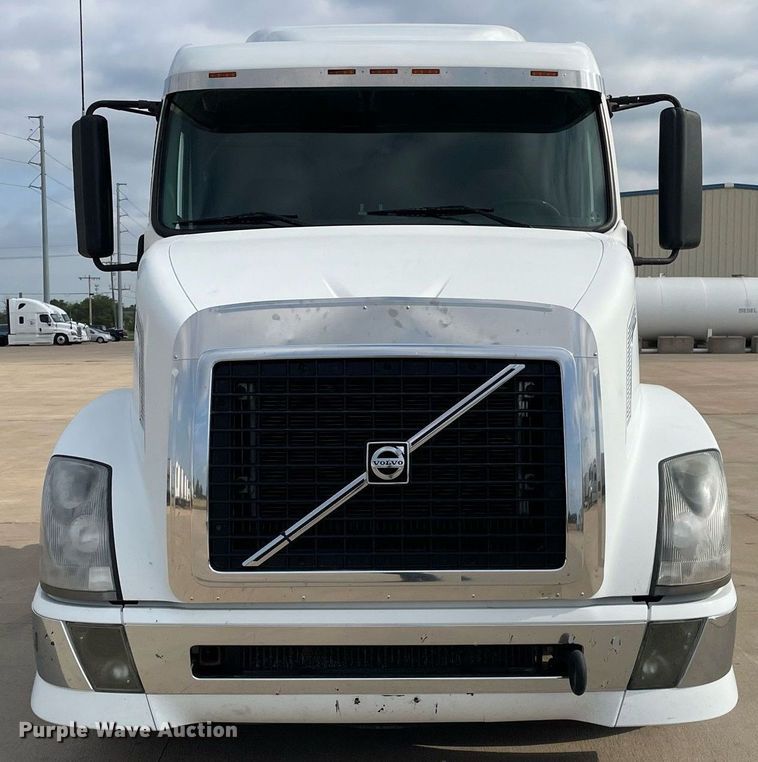 image for item LS9305 2003 Volvo VNL  semi truck