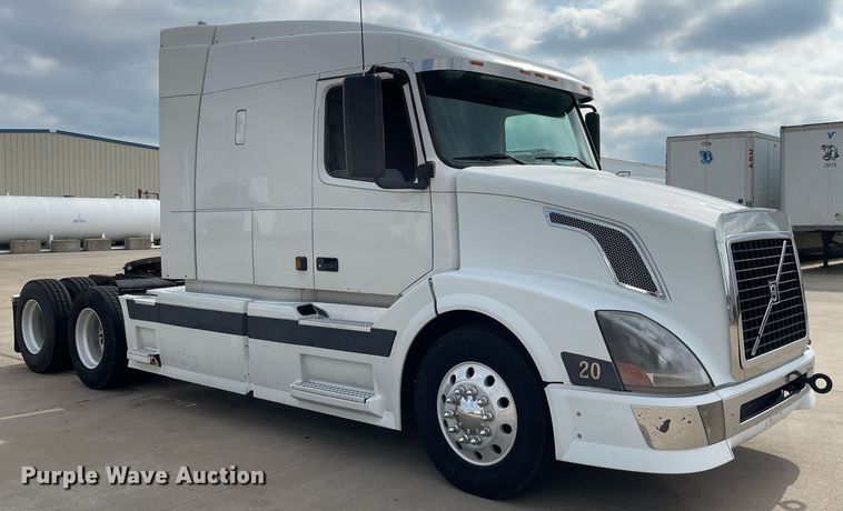 image for item LS9305 2003 Volvo VNL  semi truck