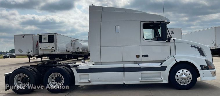 image for item LS9305 2003 Volvo VNL  semi truck