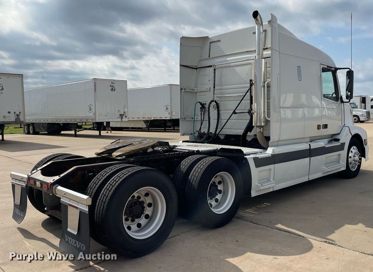 image for item LS9305 2003 Volvo VNL  semi truck