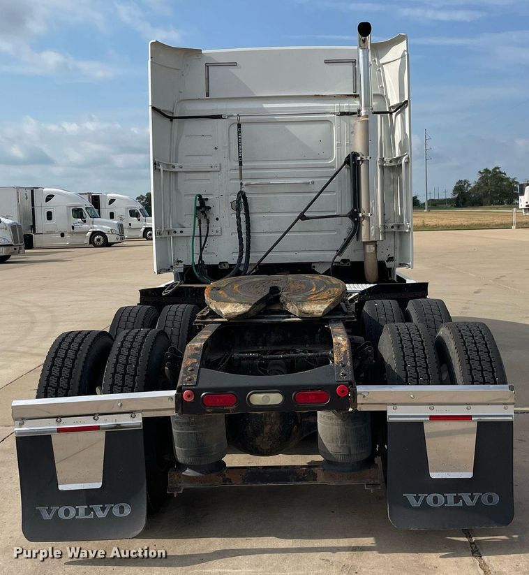 image for item LS9305 2003 Volvo VNL  semi truck