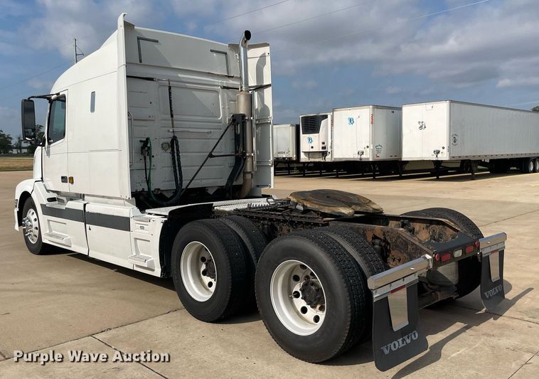 image for item LS9305 2003 Volvo VNL  semi truck