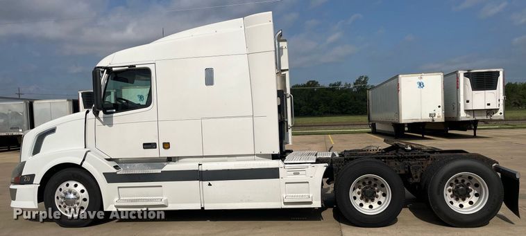 image for item LS9305 2003 Volvo VNL  semi truck