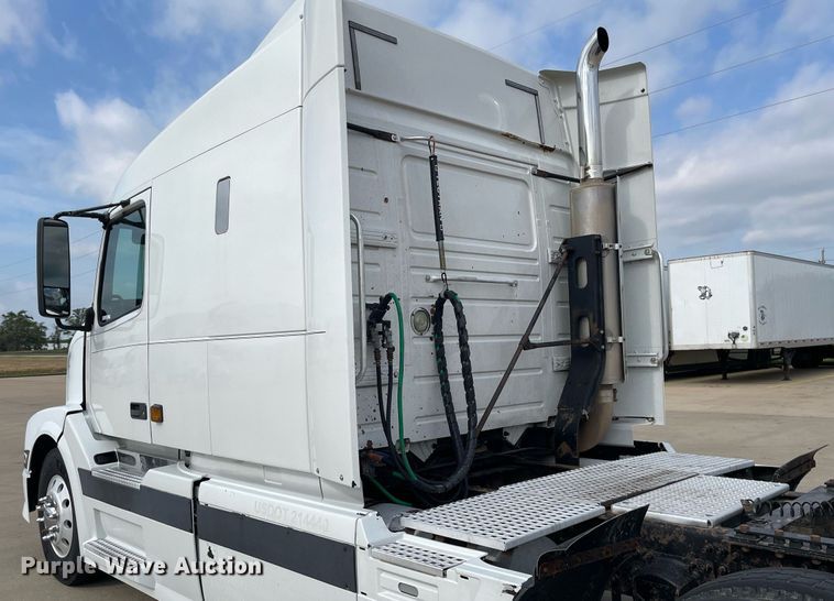 image for item LS9305 2003 Volvo VNL  semi truck