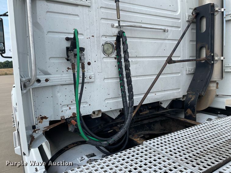 image for item LS9305 2003 Volvo VNL  semi truck