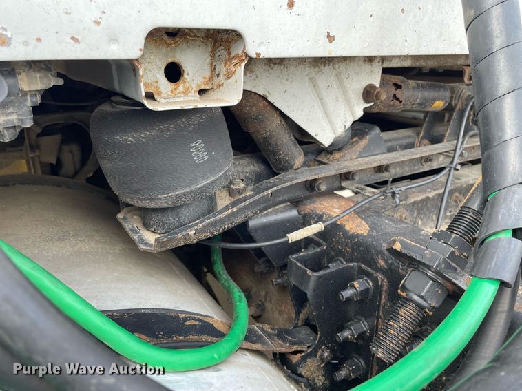 image for item LS9305 2003 Volvo VNL  semi truck