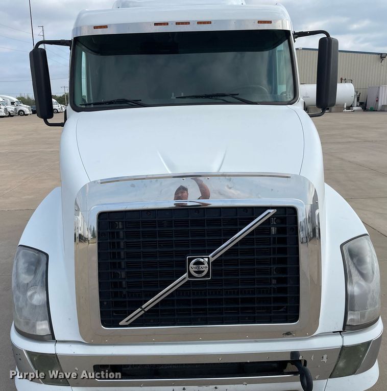 image for item LS9305 2003 Volvo VNL  semi truck