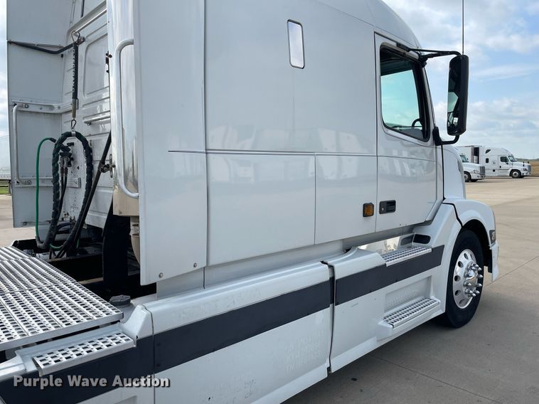 image for item LS9305 2003 Volvo VNL  semi truck