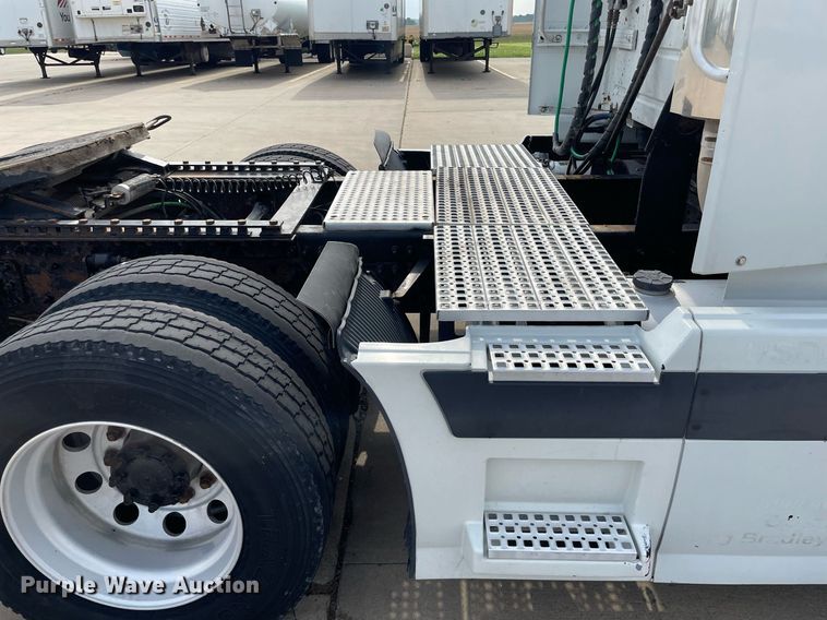 image for item LS9305 2003 Volvo VNL  semi truck