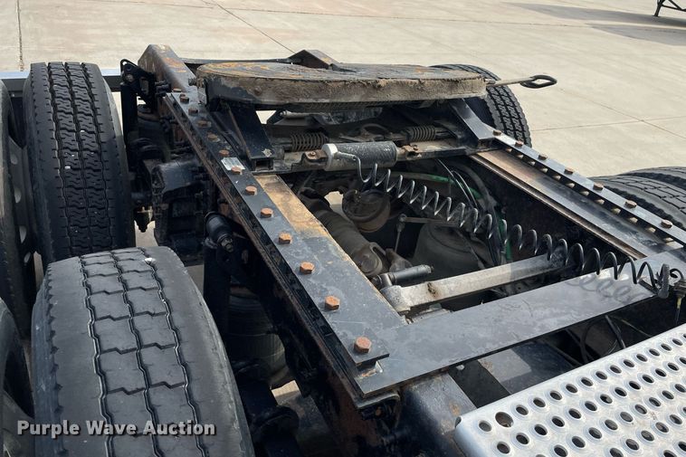 image for item LS9305 2003 Volvo VNL  semi truck